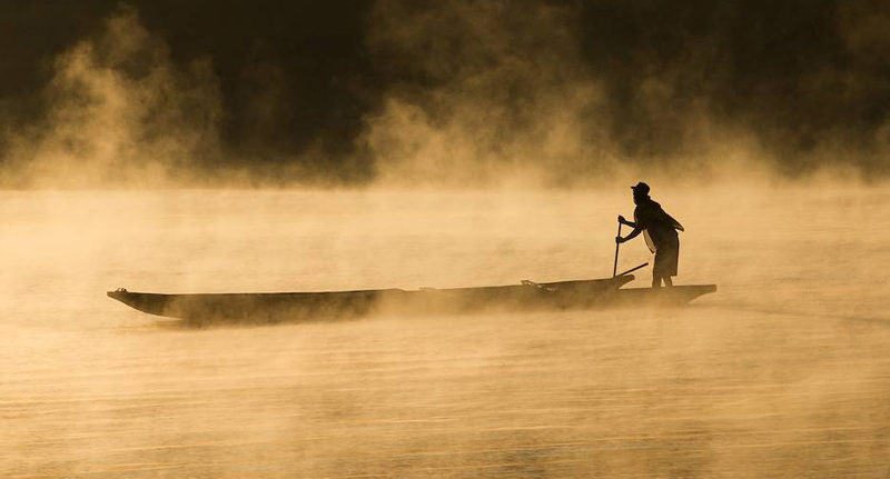 pecheur-a-l-aube-sur-le-fleuve-tsiribihina-pres-de-miandrivazo-madagascar